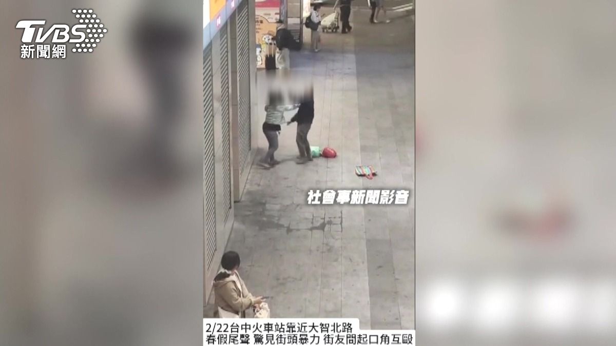 台中火車站外街友互毆！女遭拖行鉤拳打臉　起因竟是「一句話」。(圖／翻攝社會事新聞影音)