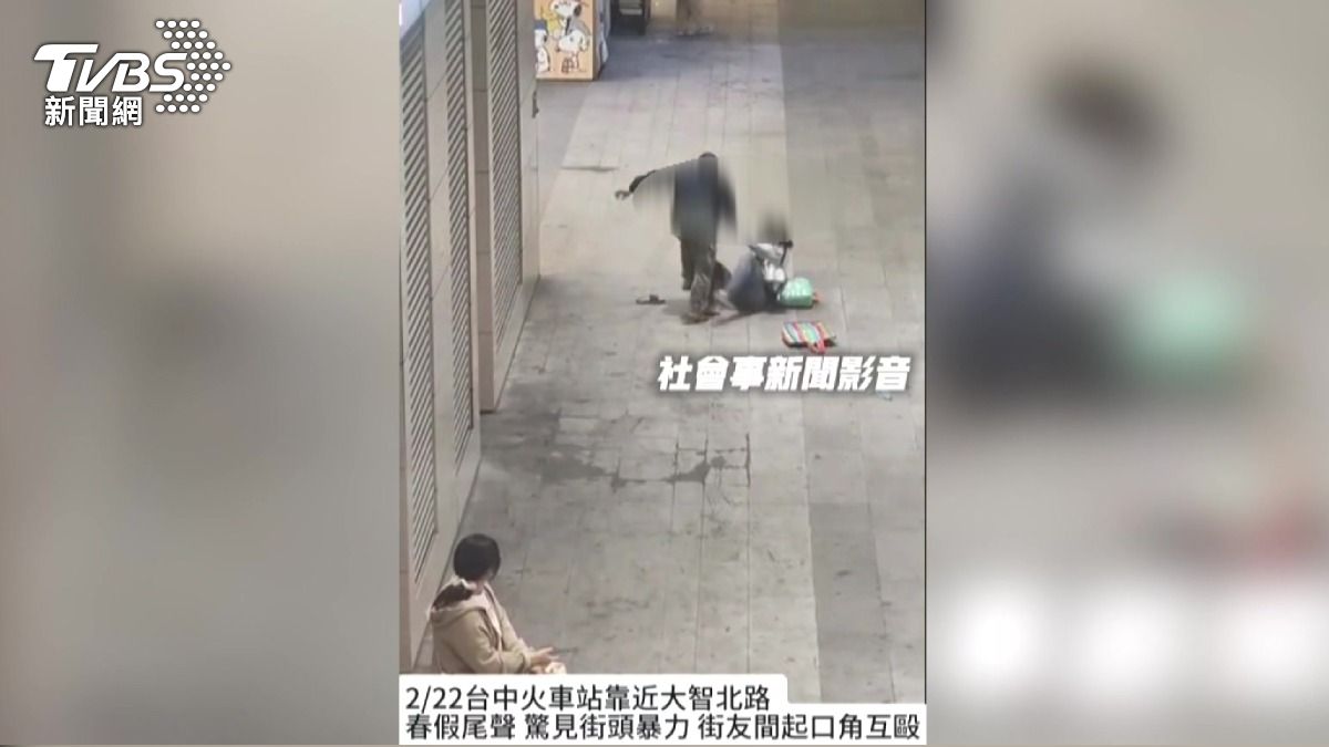 遭男子抓著頭髮拖行，兩人摔倒在地，掙扎過程中女子一腳踹向男子下巴。(圖／翻攝社會事新聞影音)