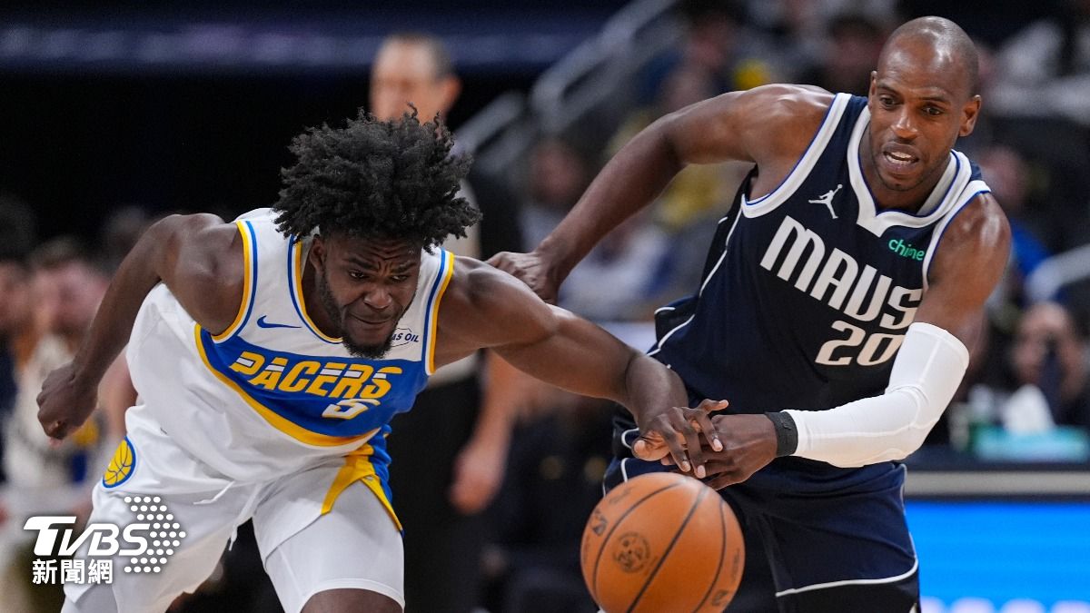 獨行俠在米德爾頓（Khris Middleton）領軍下擊退溜馬，終止10連敗。（圖／達志影像美聯社）