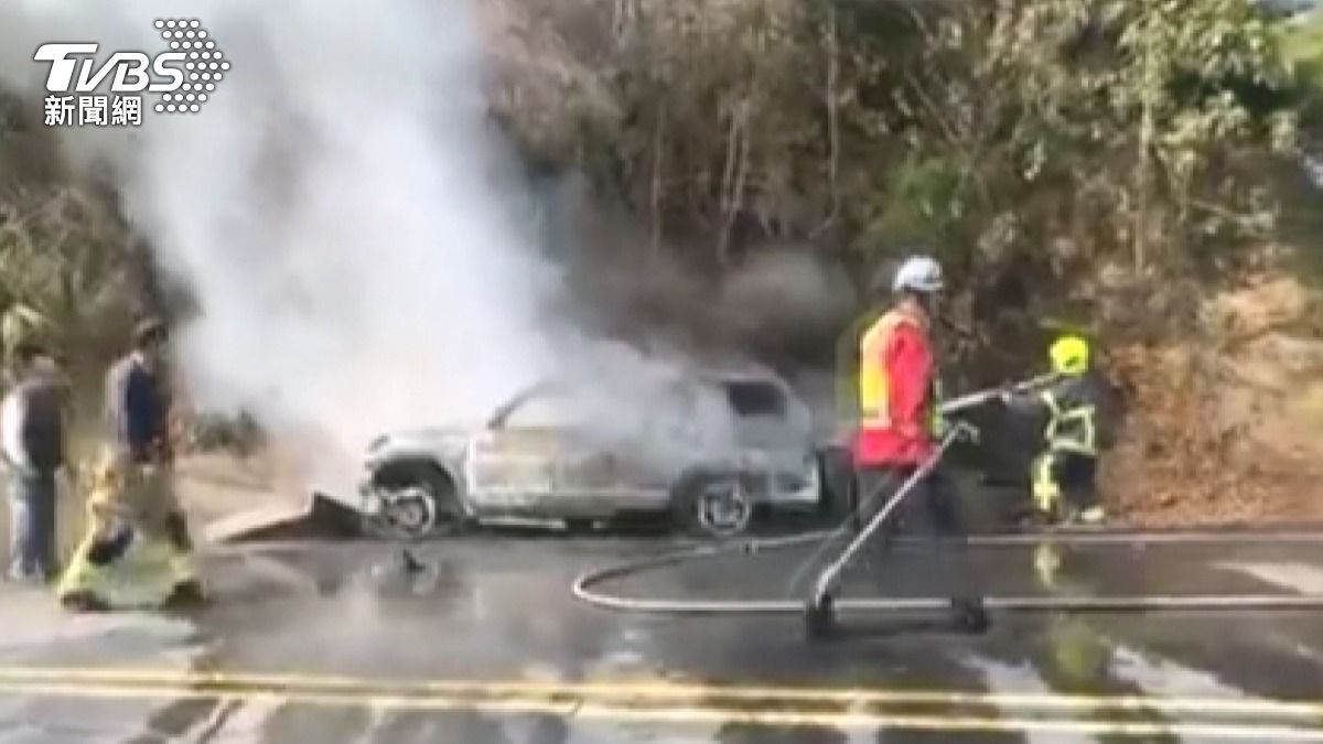72歲吳姓駕駛供稱，自己為閃避前方動物，導致車輛滑入路側水溝肇事，隨後車輛起火燃燒。(圖／TVBS)