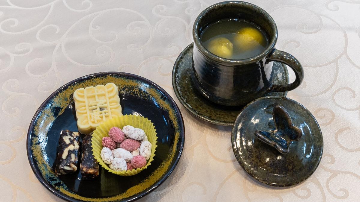 總統府安排的點心包含生仁糖、棗泥核桃、綠豆冰糕、金桔茶。(圖/總統府提供)