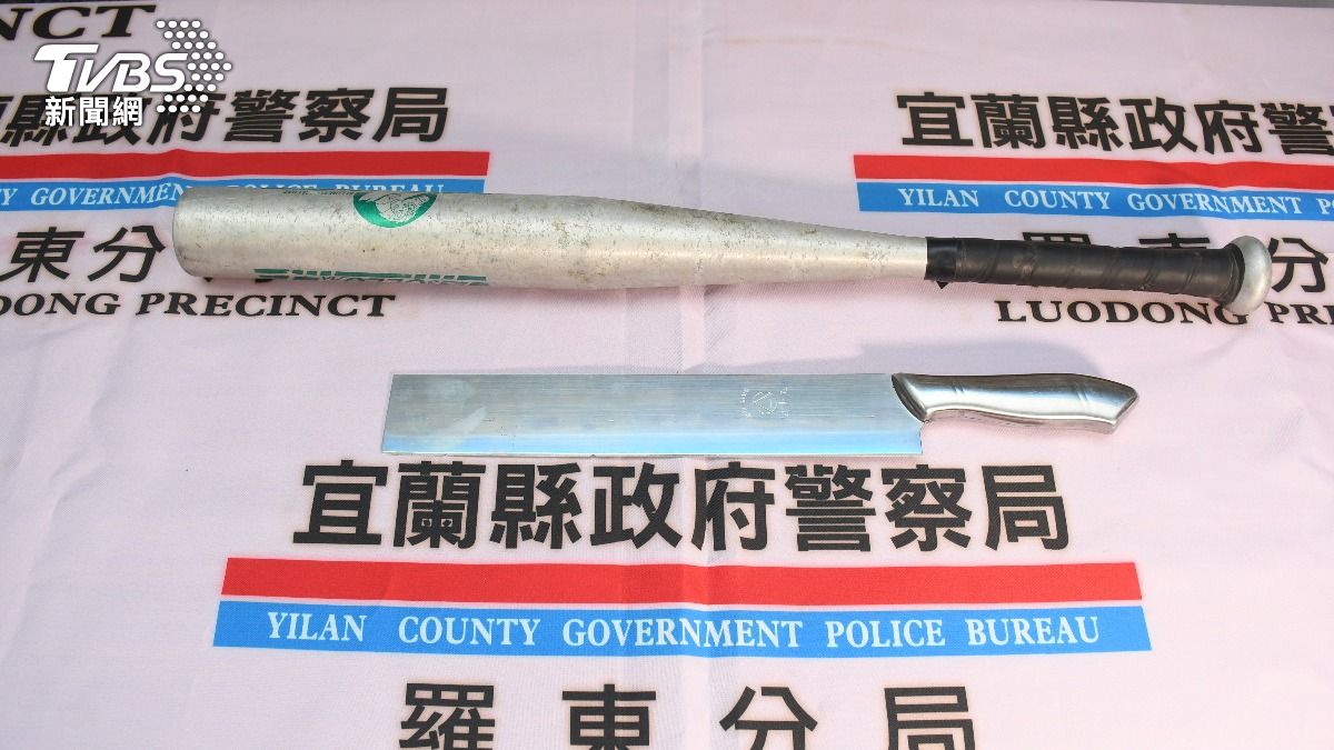 警方在現場查扣西瓜刀、棒球棍等危險物品。（圖／TVBS）