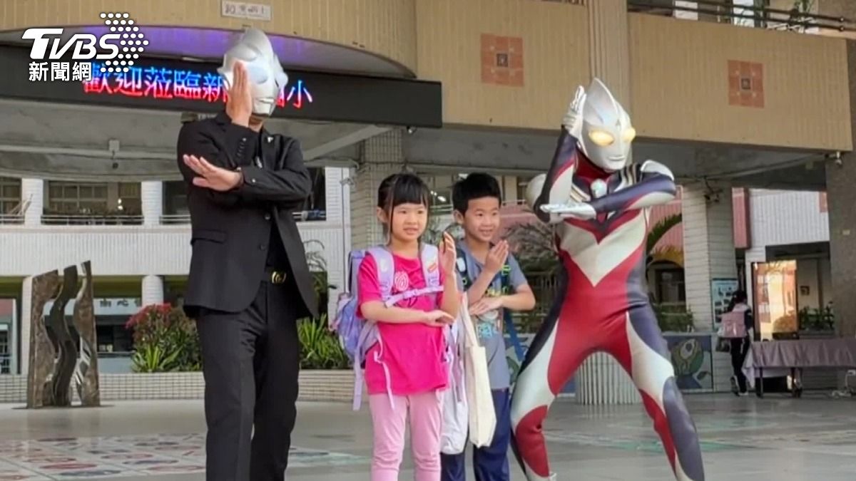 小朋友開心看到超人力霸王。(圖/TVBS)