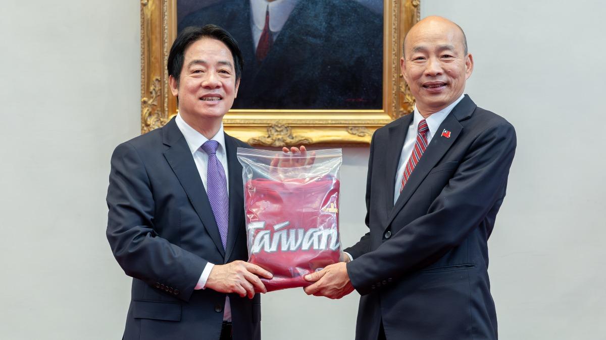 賴清德致贈五院院長「總統府特製版棗紅色Taiwan帽T」。(圖/總統府提供)