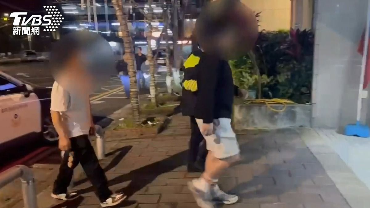 林男等3人闖入飯店偷走一塊古玩玉珮,當場被員警逮捕帶回偵辦。(圖/TVBS)