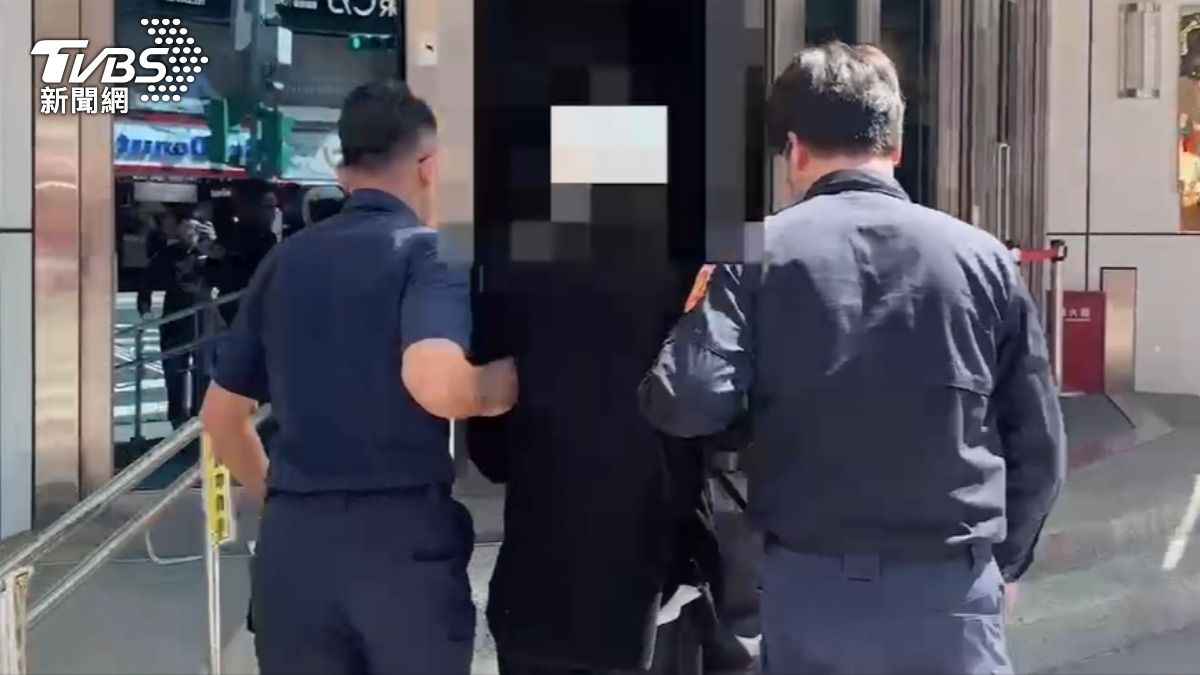李嫌被帶返警局,訊後依《刑法》恐嚇公眾罪移送地檢署偵辦。(圖/TVBS)