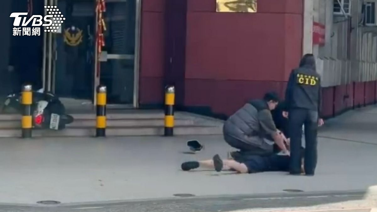 男子騎乘機車衝撞警察局大門，當場遭壓制。（圖／TVBS）