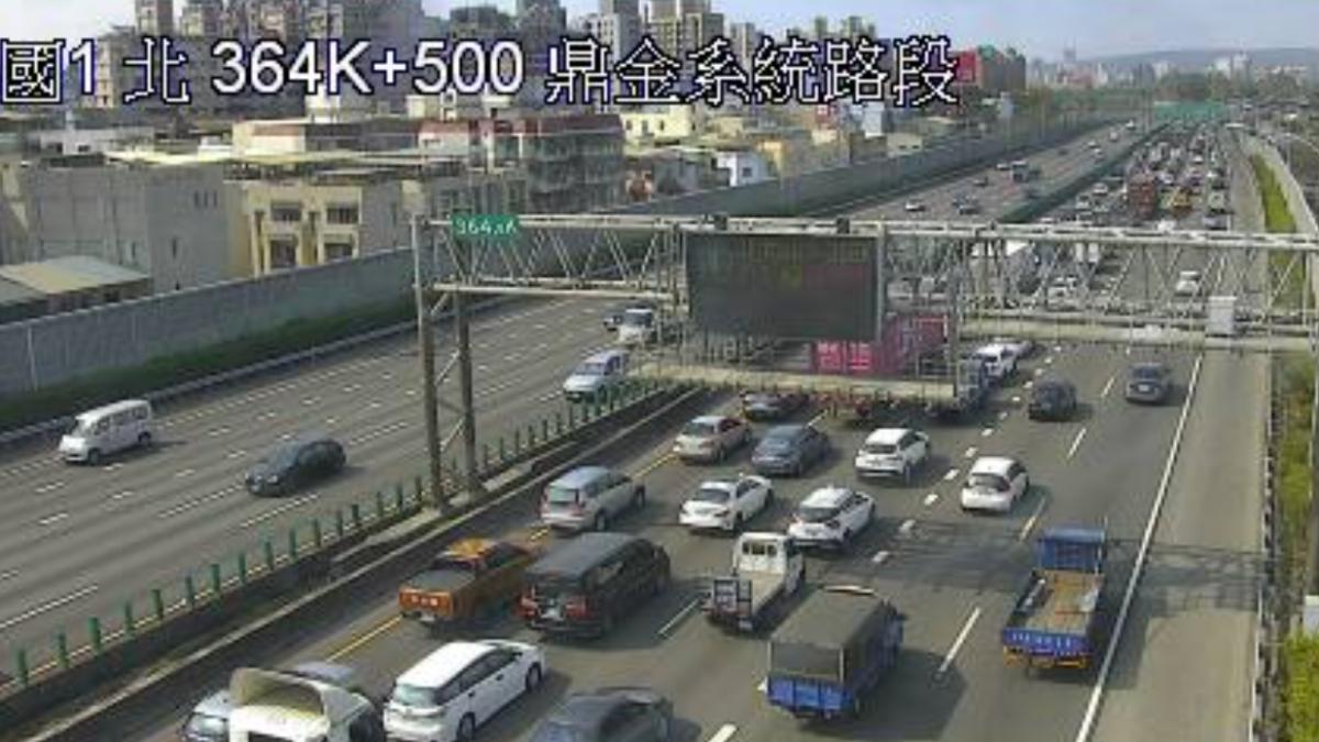 快訊/國1楠梓段大量鐵板掉落占3車道 車流嚴重回堵8km