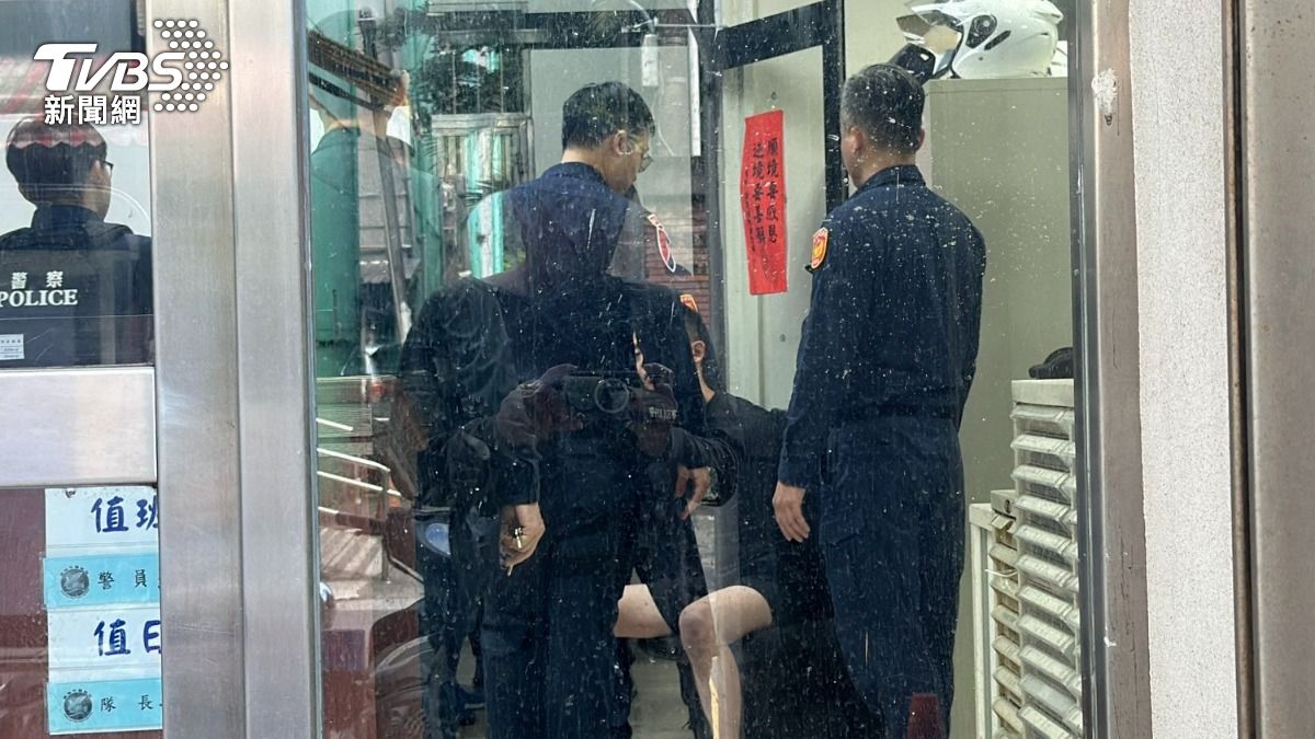 男子騎乘機車衝撞警察局大門,當場遭壓制。(圖/TVBS)