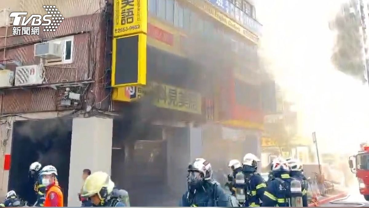 承德路某住商大樓地下室發生火警，現場竄出大量黑煙。（圖／TVBS）