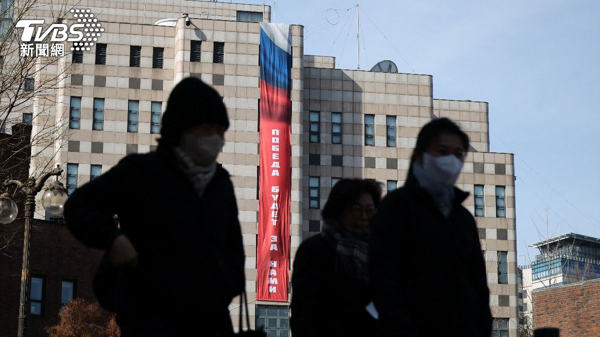 俄烏戰爭滿4週年前夕，俄羅斯駐韓國大使館在外牆懸掛寫有「勝利將屬於我們」的布條。（圖／達志影像路透社）