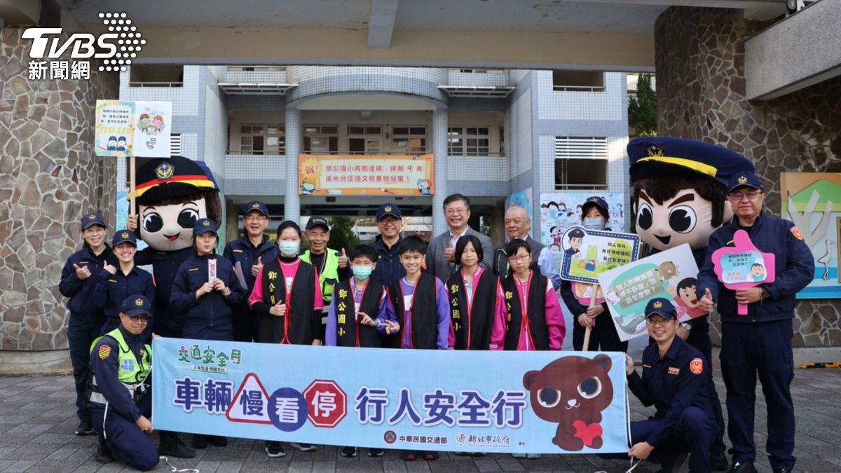 淡水分局於鄧公國小執行護童勤務。（圖／TVBS）