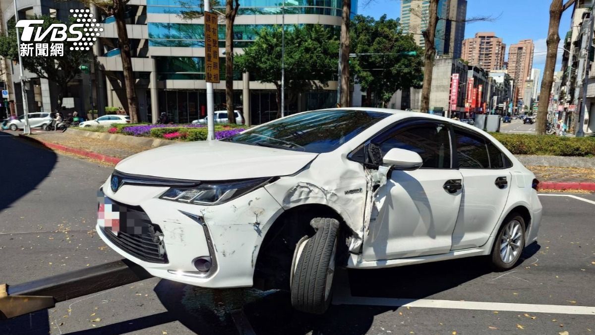 北市大安3連撞!UBER鬼切遭撞又追尾 公車被撞出大洞