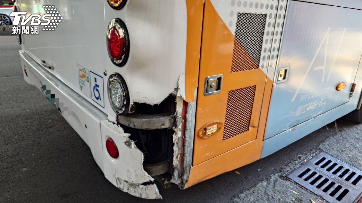 公車右後車尾被撞出一個大洞。（圖／TVBS）
