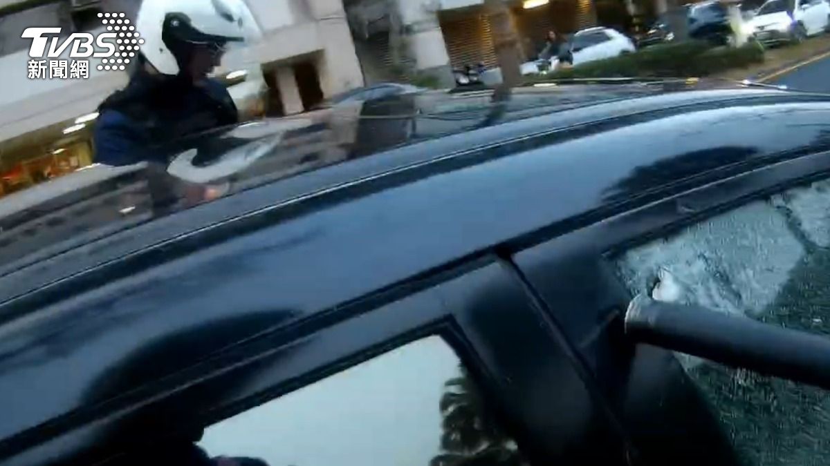 員警見駕駛拒檢,立即打破車窗。(圖/TVBS)