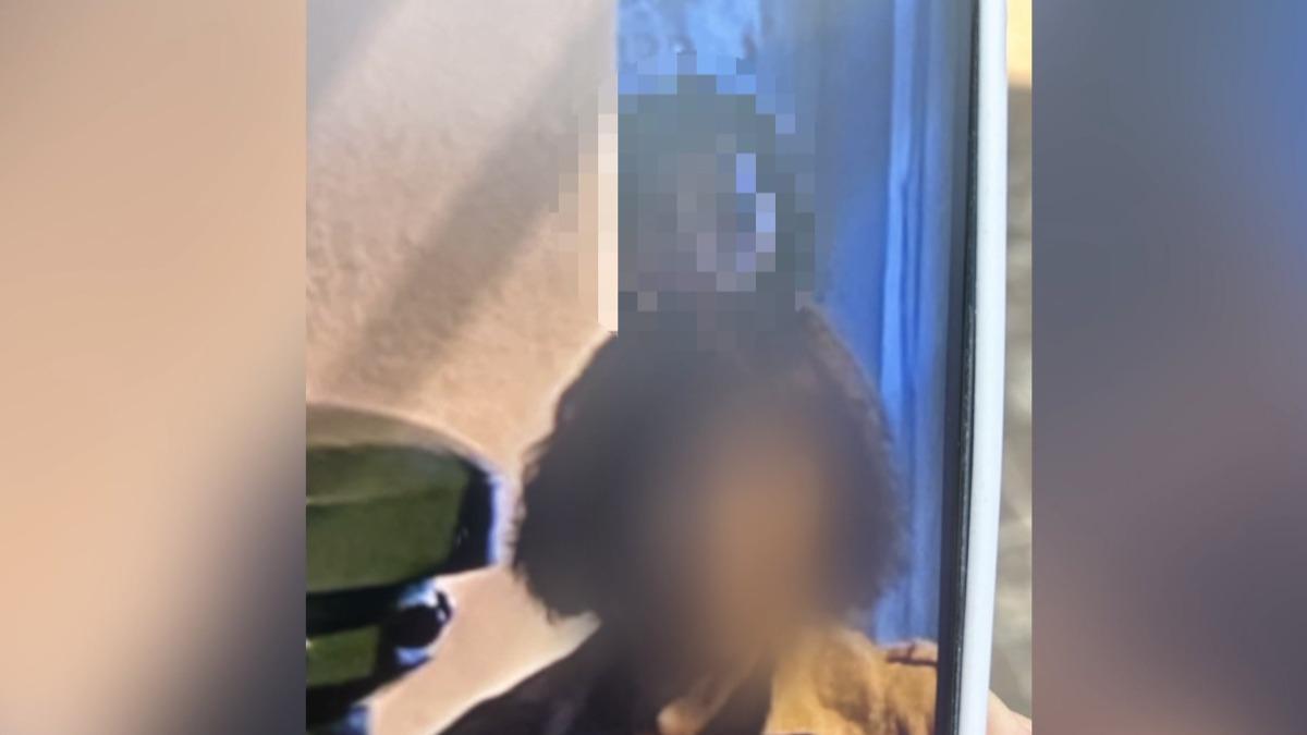 一對夫妻初三晚間前往知名電影場景「阿嘉的家」拍照，事後竟發現畫面中多出一名陌生婦人。（圖／恆春城隍廟提供）