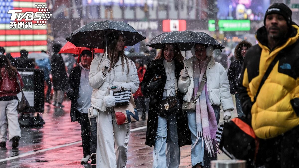 美國紐約市22日迎來10年最大暴風雪,民眾在下著雪街頭上行走。(圖/達志影像路透社)