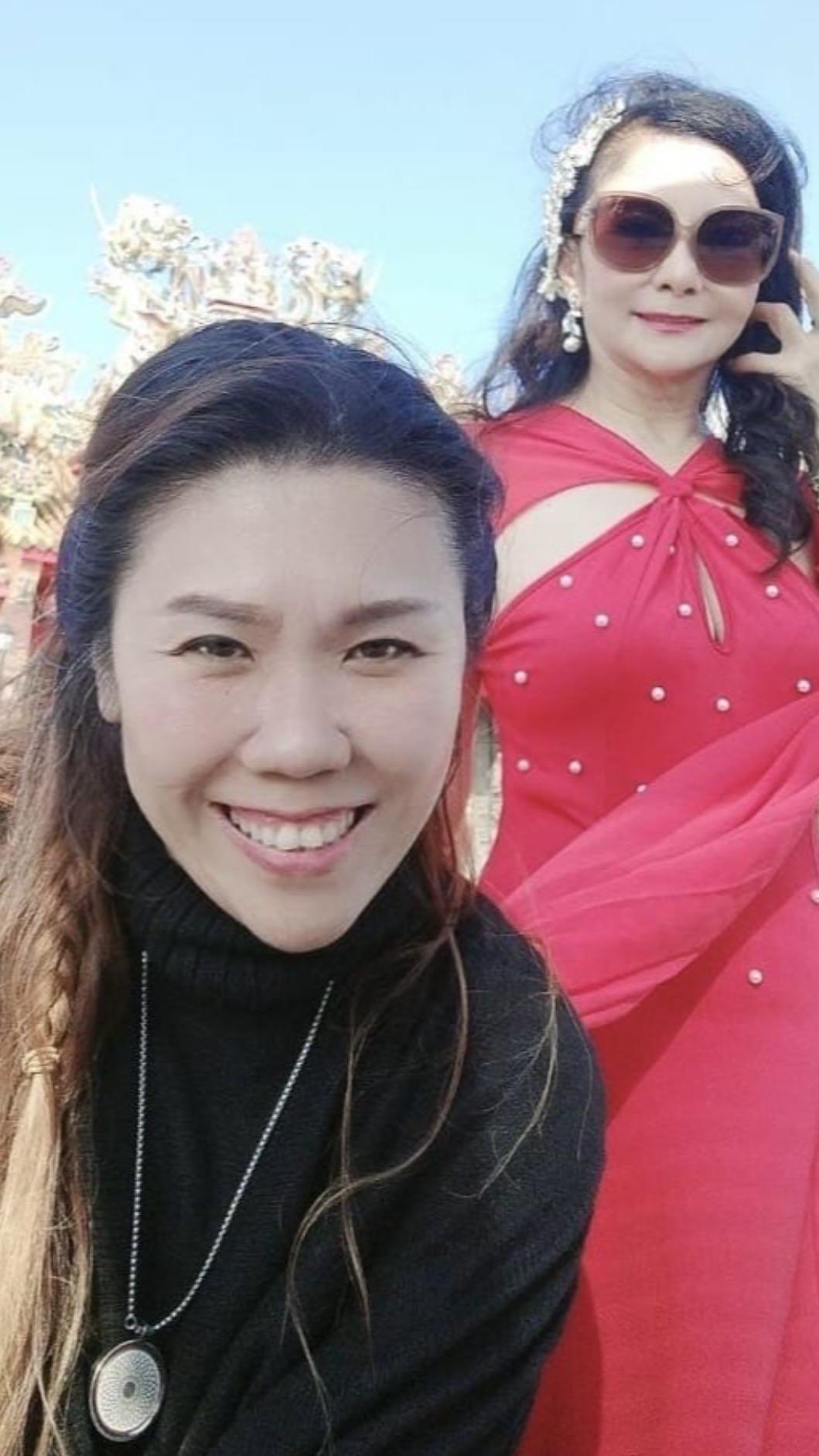大馬鐵肺歌手董美君（左），為好友蔣雪櫻打造歌曲〈媽祖出巡〉。（圖／華煬娛樂提供）