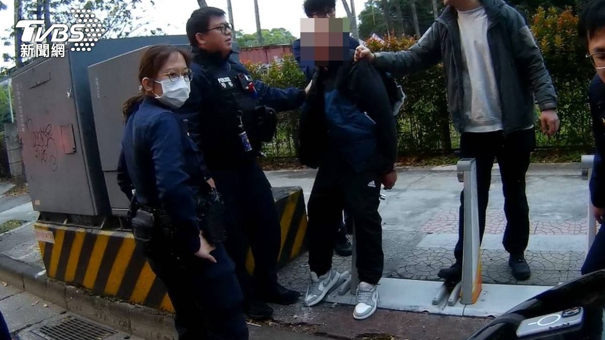 駕駛毒駕拒檢遭破窗,車內搜喪屍煙彈、安非他命。(圖/TVBS)