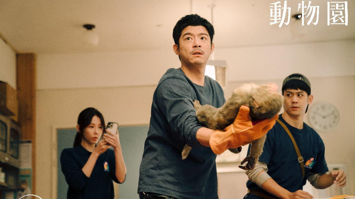 邵雨薇(左)犯大忌引發獼猴群搶食,險些釀成大禍。(圖/Disney+提供)