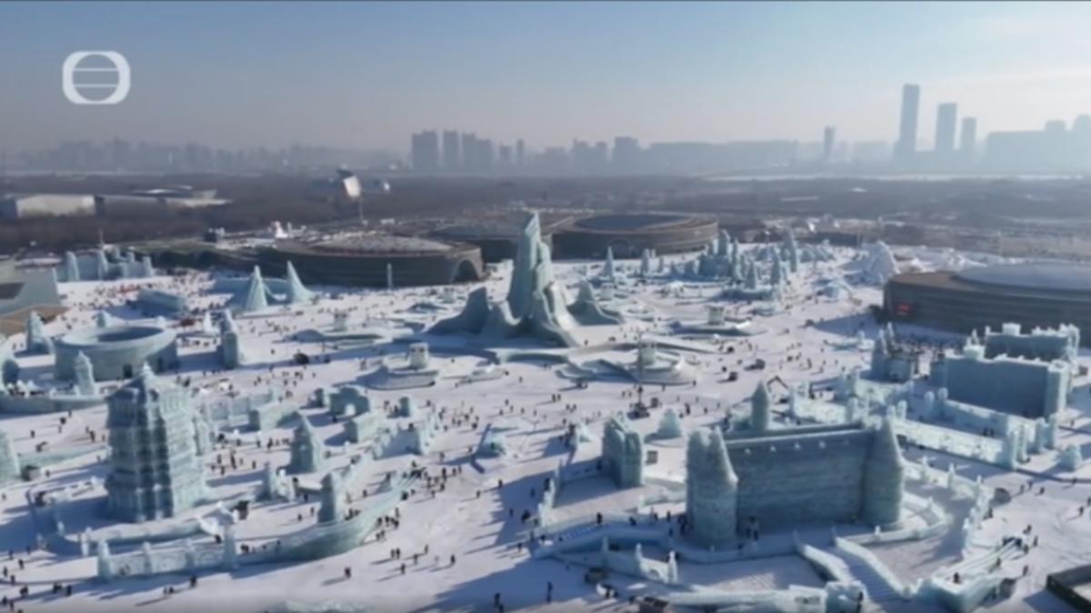 氣溫破紀錄,哈爾濱冰雪大世界融化,被迫提前關園。(圖/央視)