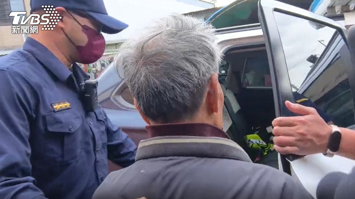 88歲老翁將兒子遺體丟棄溪中,以3萬元交保。(圖/TVBS)