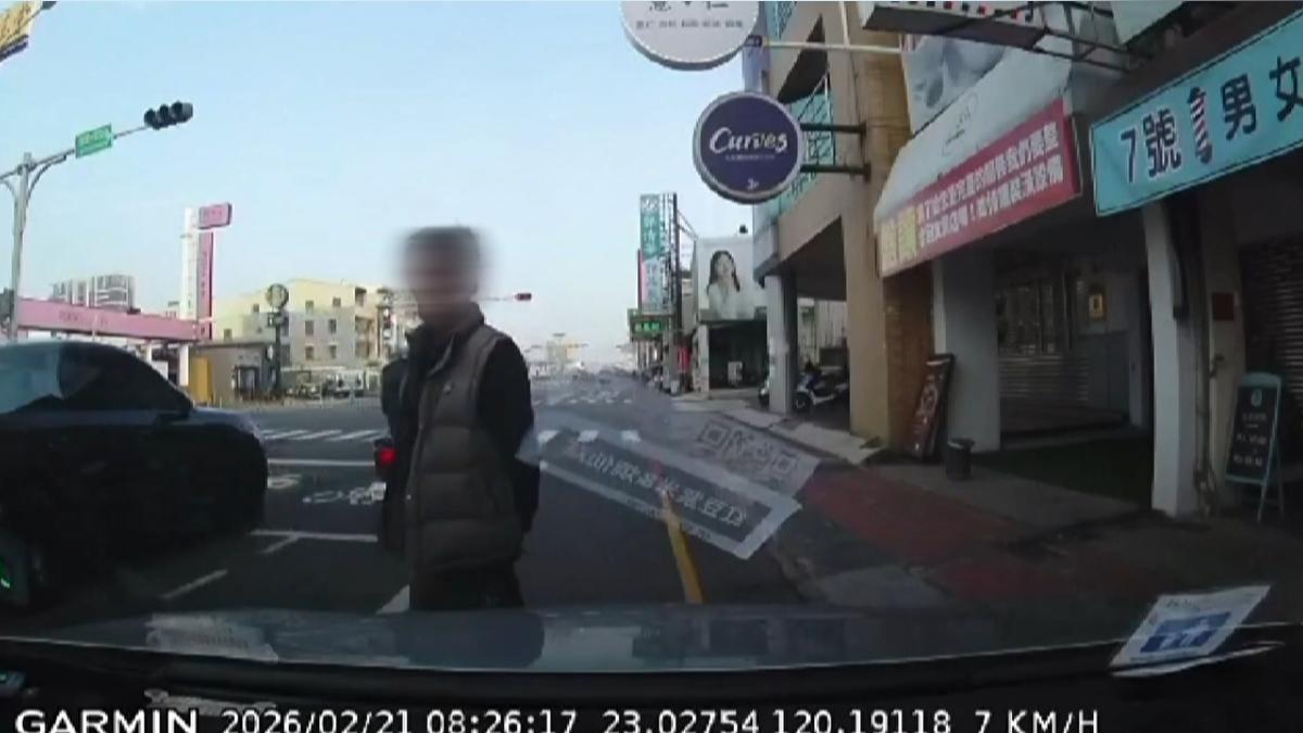 台南市安南區海佃路鬧區近日出現一名男子隨機拉開路邊車輛車門,即使車內有人也照拉不誤。(圖/當事人提供)