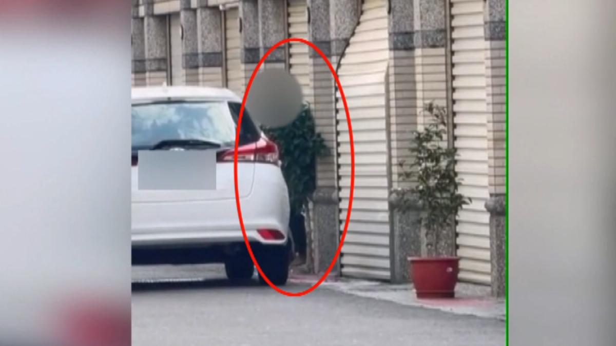 從另一段影片來看,男子跑到附近居民家門外蹲了下來,被民眾形容為鬼鬼祟祟。(圖/當事人提供)