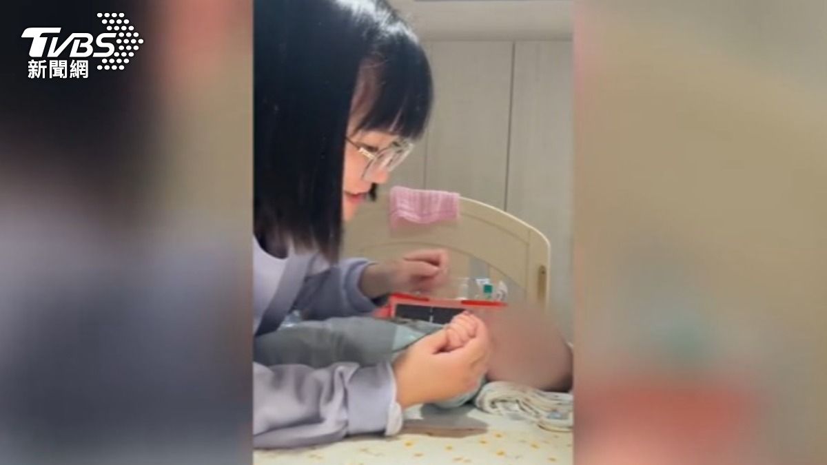 吳怡萱笑稱已包紅包安撫長輩,靠著神隊友家人排班支援顧娃。(圖/TVBS)