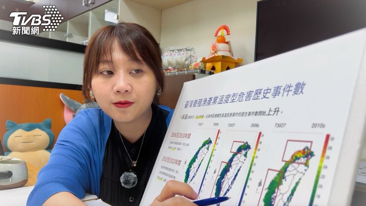 侯清賢教授將數據導入情境試算。(圖/陳詩璧攝)