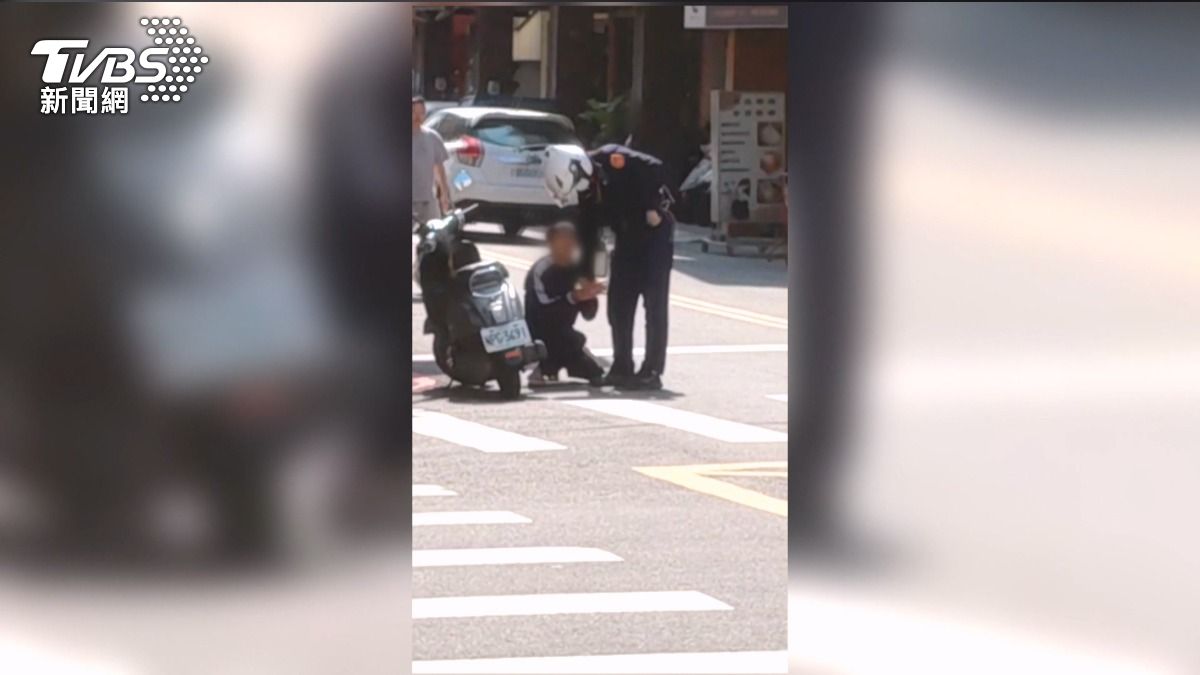就是不想回鄉！逃逸移工遭警逮　當街「2步1跪」求饒。(圖／民眾提供)