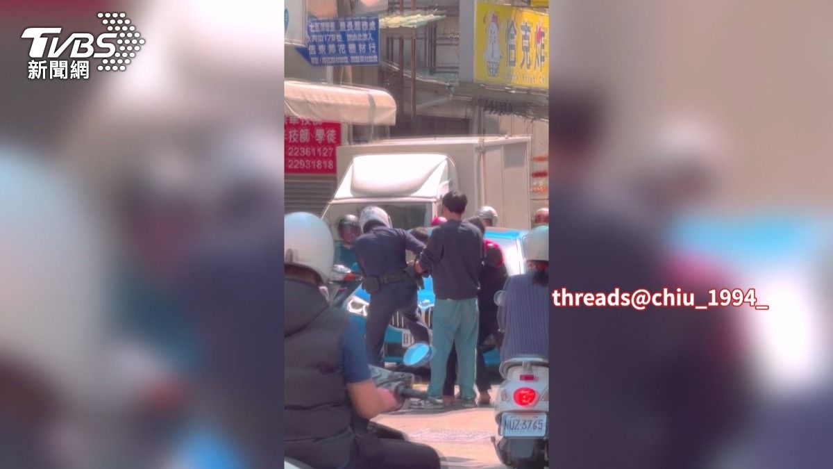 就是不想回鄉！逃逸移工遭警逮　當街「2步1跪」求饒。(圖／民眾提供)
