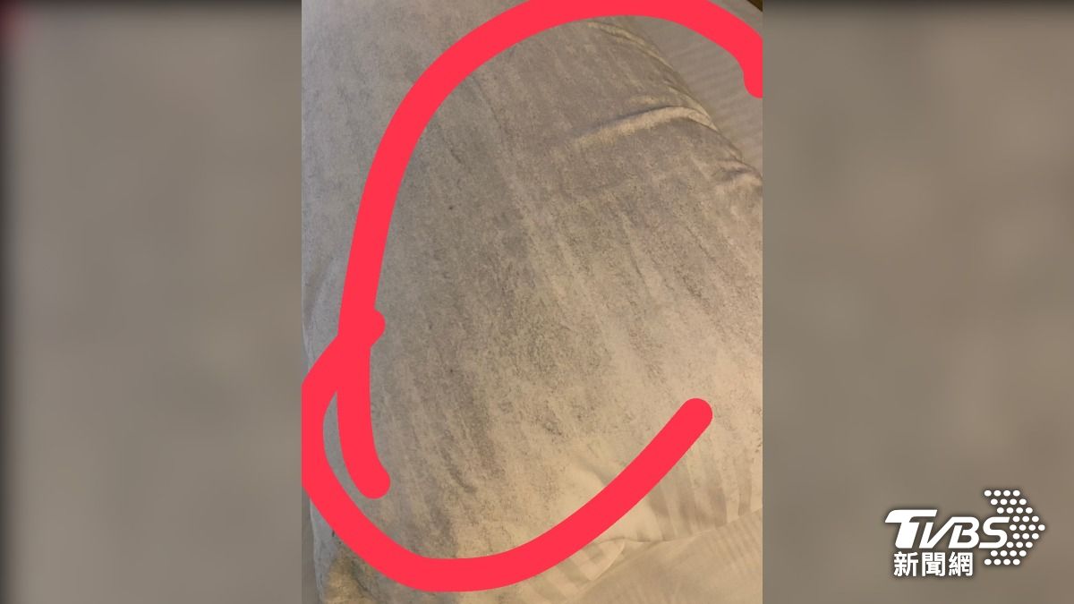 不過飯店業者也反控旅客,在床上留下大片汙漬,因此才不讓他們進房間。(圖/業者提供)