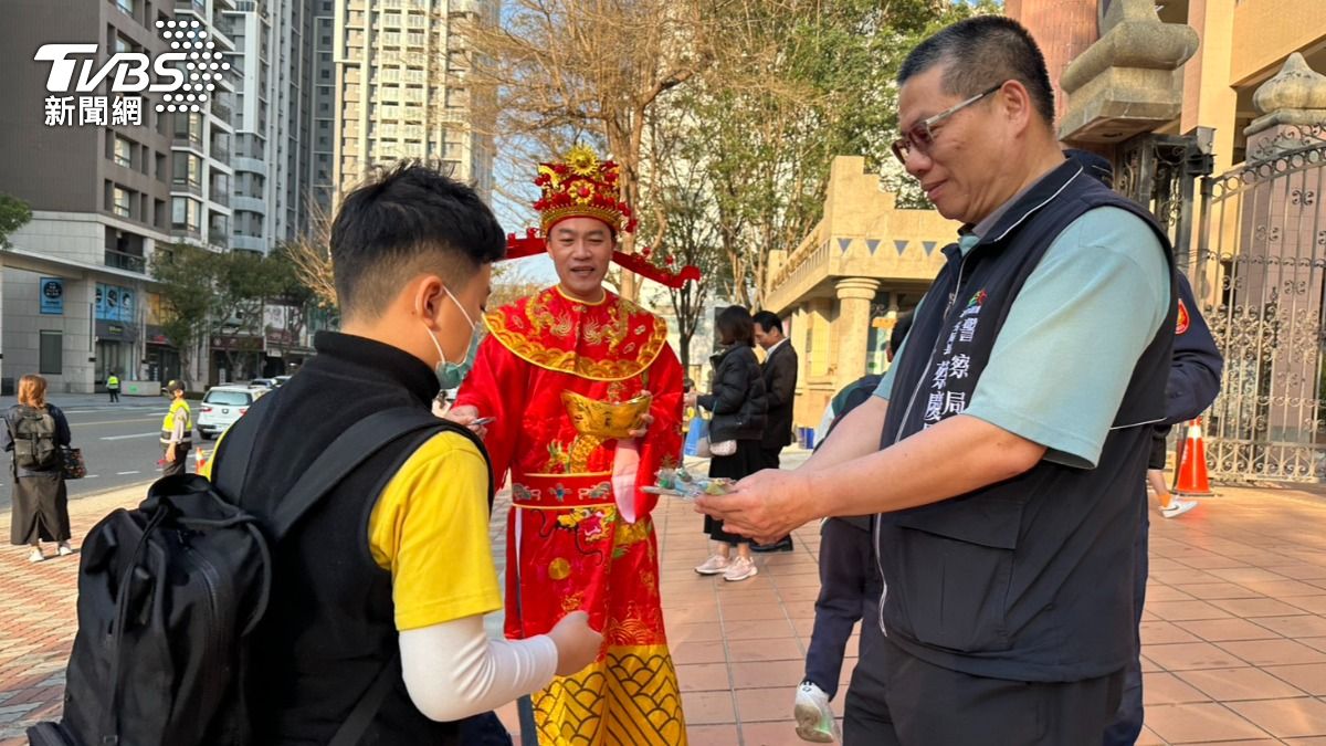 第四分局在各校門口及重要路口編排警力，還有財神爺相伴。（圖／TVBS）