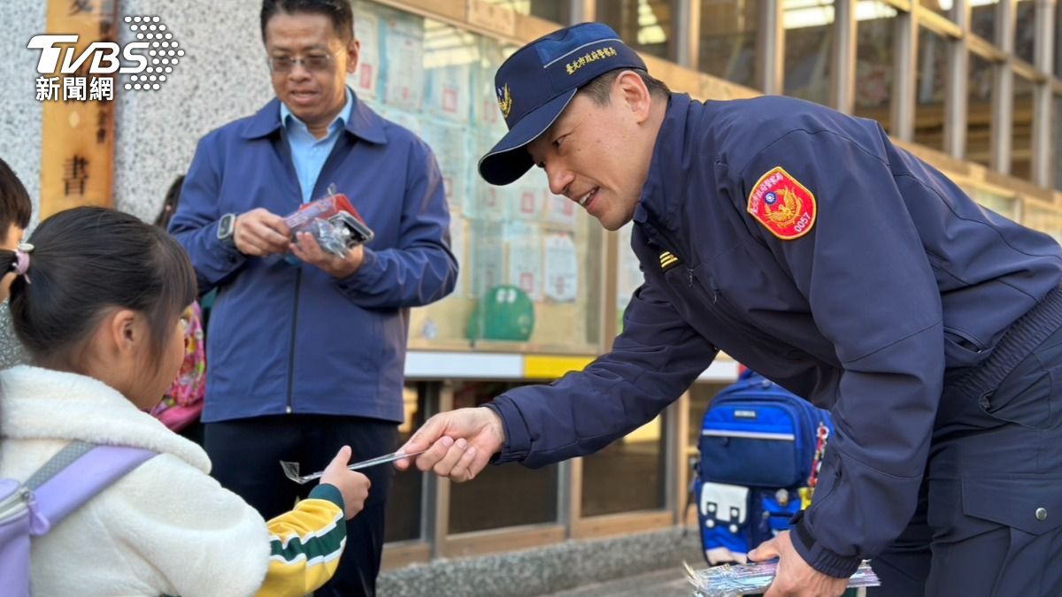 霧峰分局分局長陳啓明出動，戴上警察充氣娃娃與彩虹筆、平安尺，向孩童宣導安全知識。（圖／TVBS）
