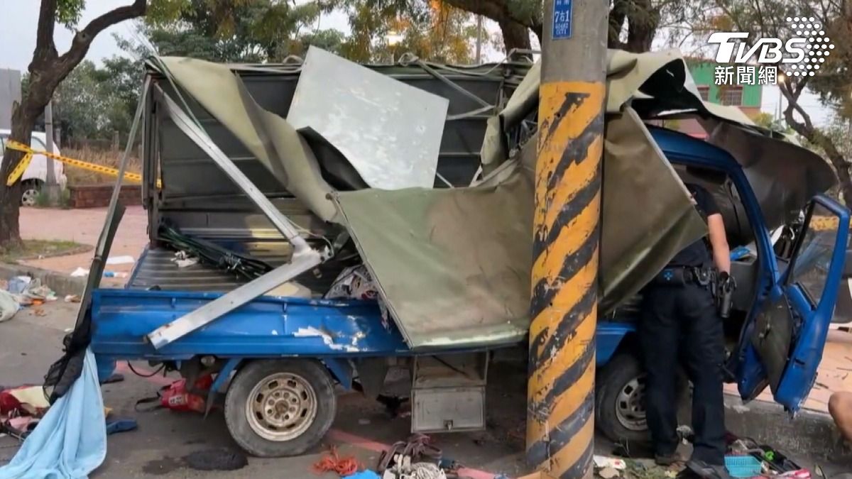 小貨車被撞後卡在電線桿,由於一旁還有小孩子在哭,一度引發圍觀民眾騷動。(圖/TVBS)