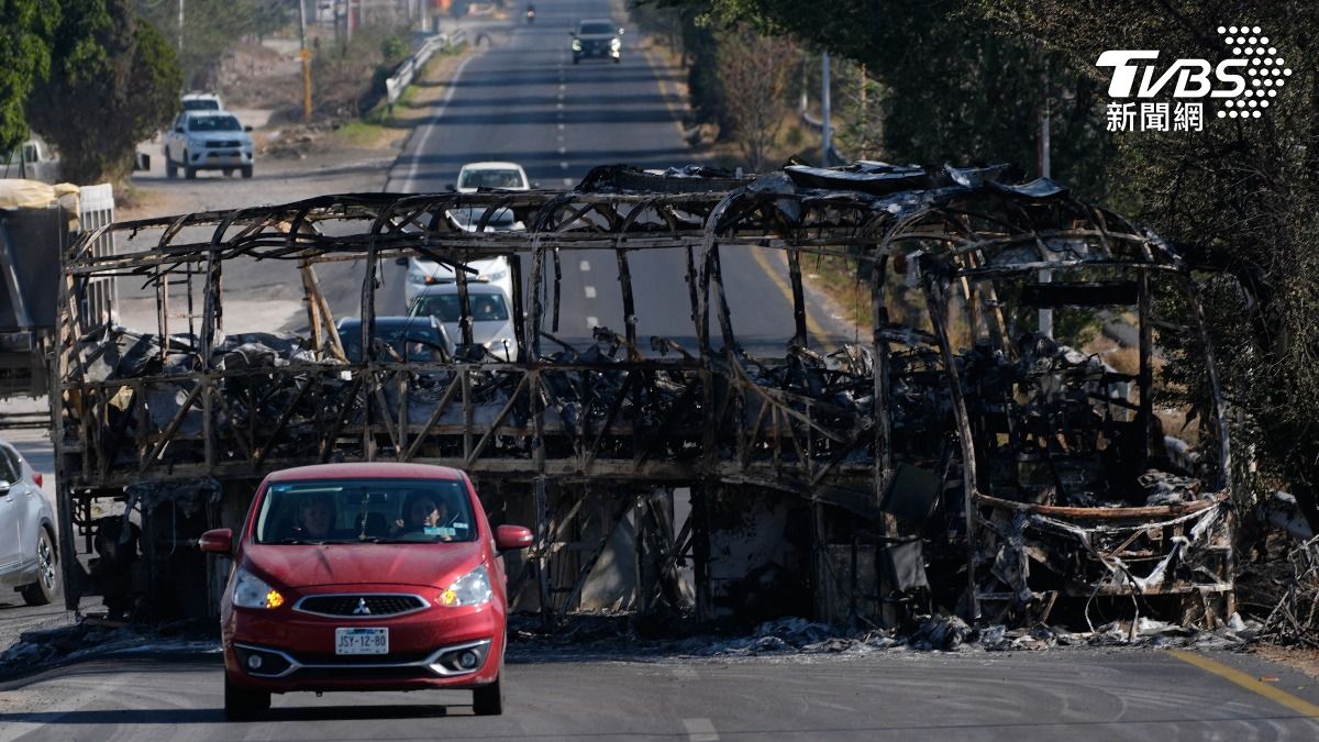 歐塞奎拉之死引發墨西哥一連串暴力事件,販毒集團成員封鎖各地道路,焚燒汽車並進行報復性攻擊。(圖/達志影像美聯社)