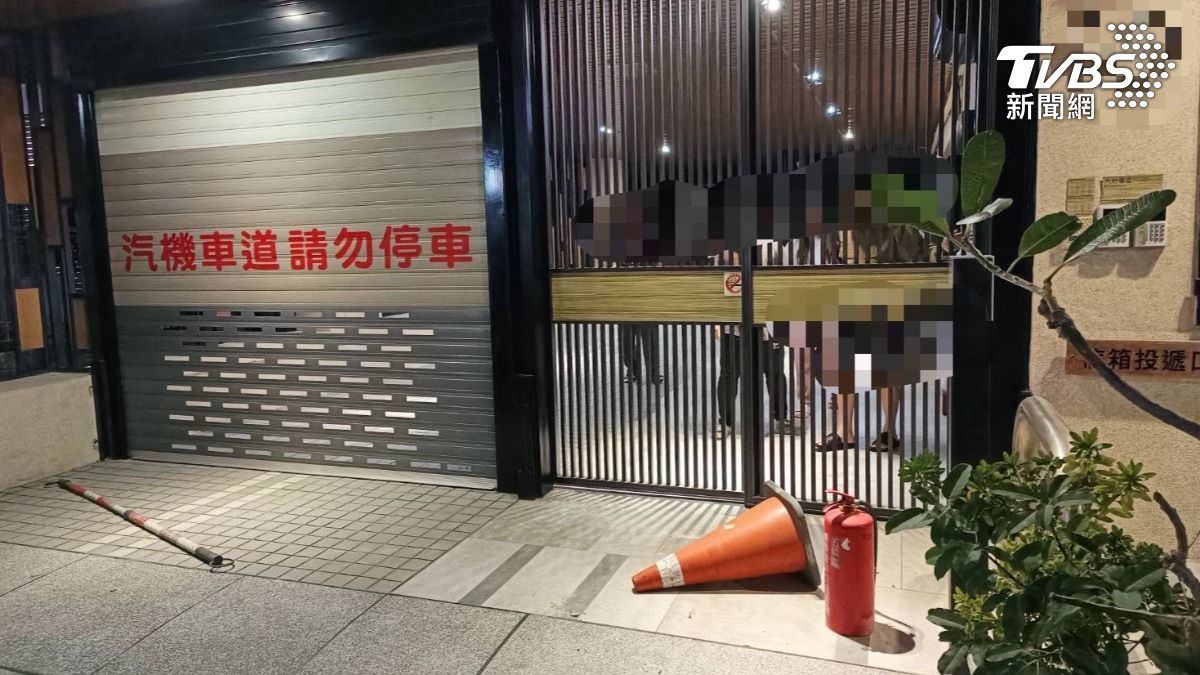 黃男強行破壞社區電動門闖入大廳,隨手抓起滅火器亂噴,甚至掏出隨身攜帶的蝴蝶刀揮舞。(圖/TVBS)