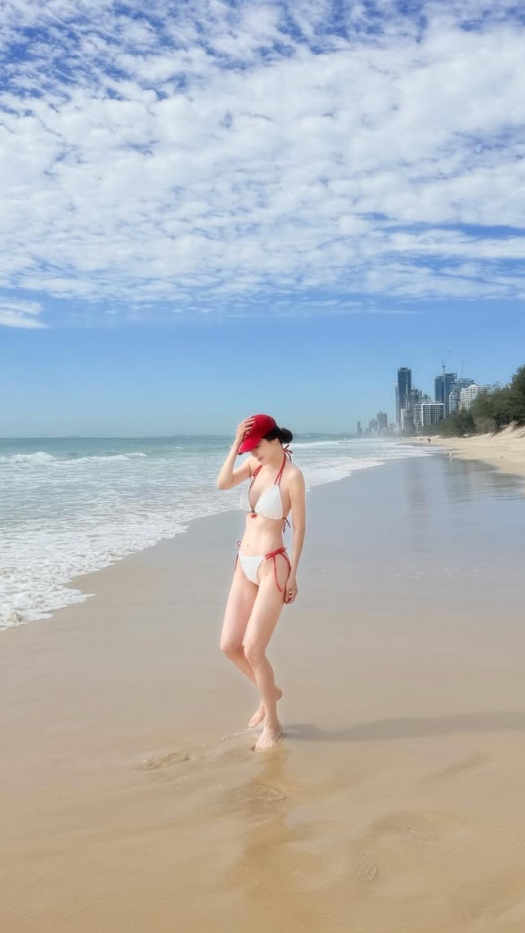 穆熙妍年假期間與家人在澳洲渡假，曬出穿著比基尼在海邊漫步的美照。（圖／翻攝自IG）