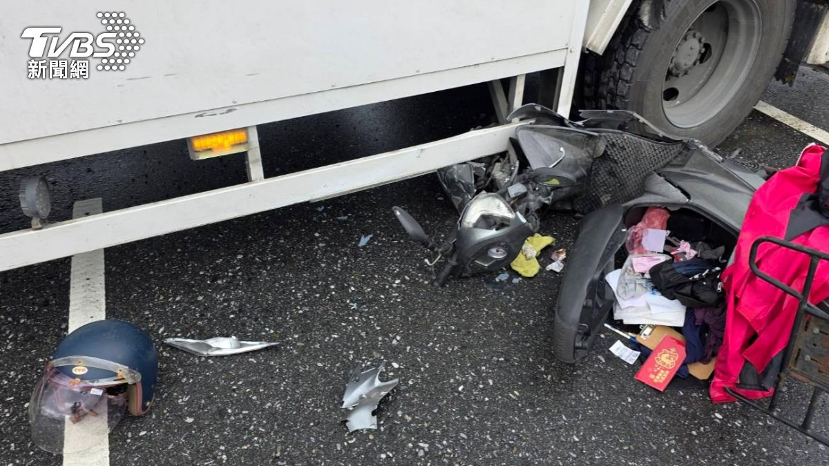 有片/恐怖瞬間曝!花蓮大貨車橫切 騎士直行猛撞「捲進車底」