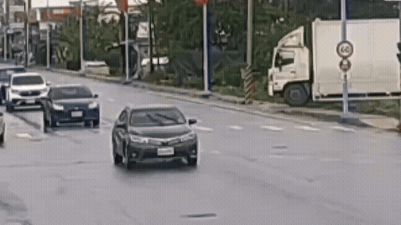 大貨車違規跨越雙黃線,機車打滑捲入車底。(圖/TVBS)