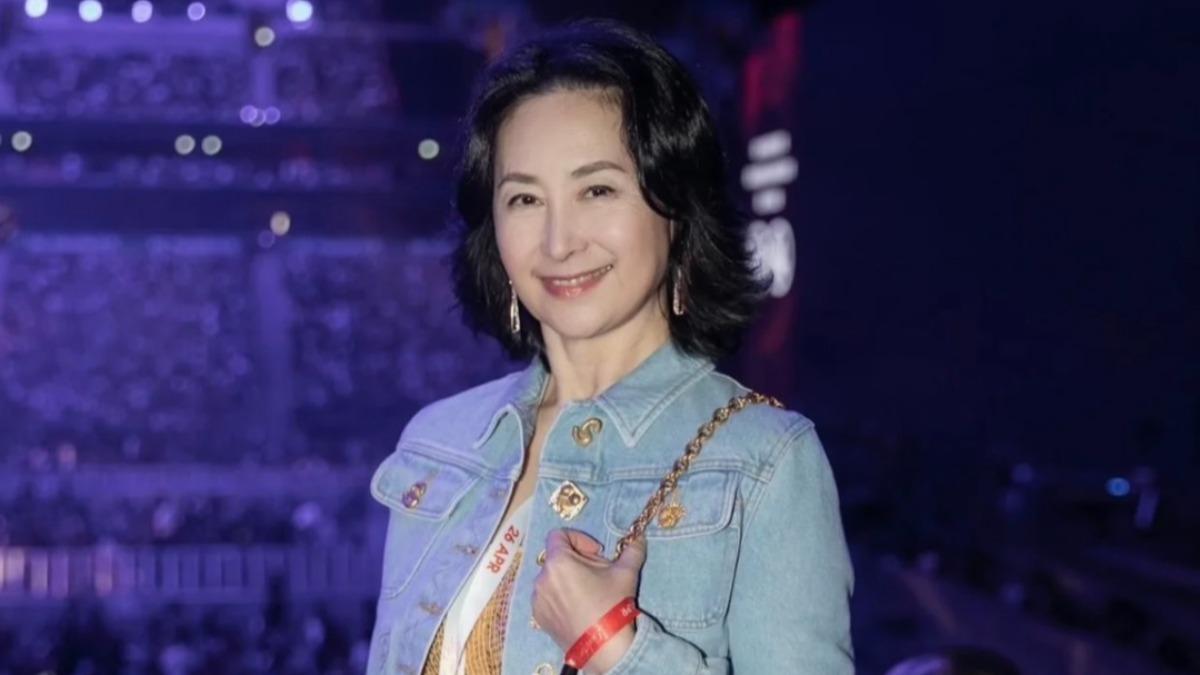 「千億身價」何超瓊逛街背1物成焦點!網喊:好接地氣
