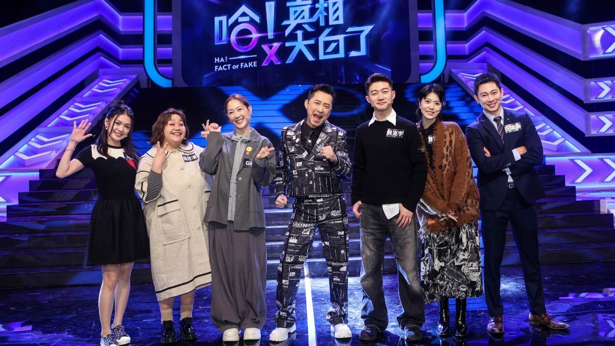 蜜雪(左起)、鍾欣凌、GiGi、哈林、貝克宇、曹雅雯、王顯瑜進棚錄影。(圖/公視提供)