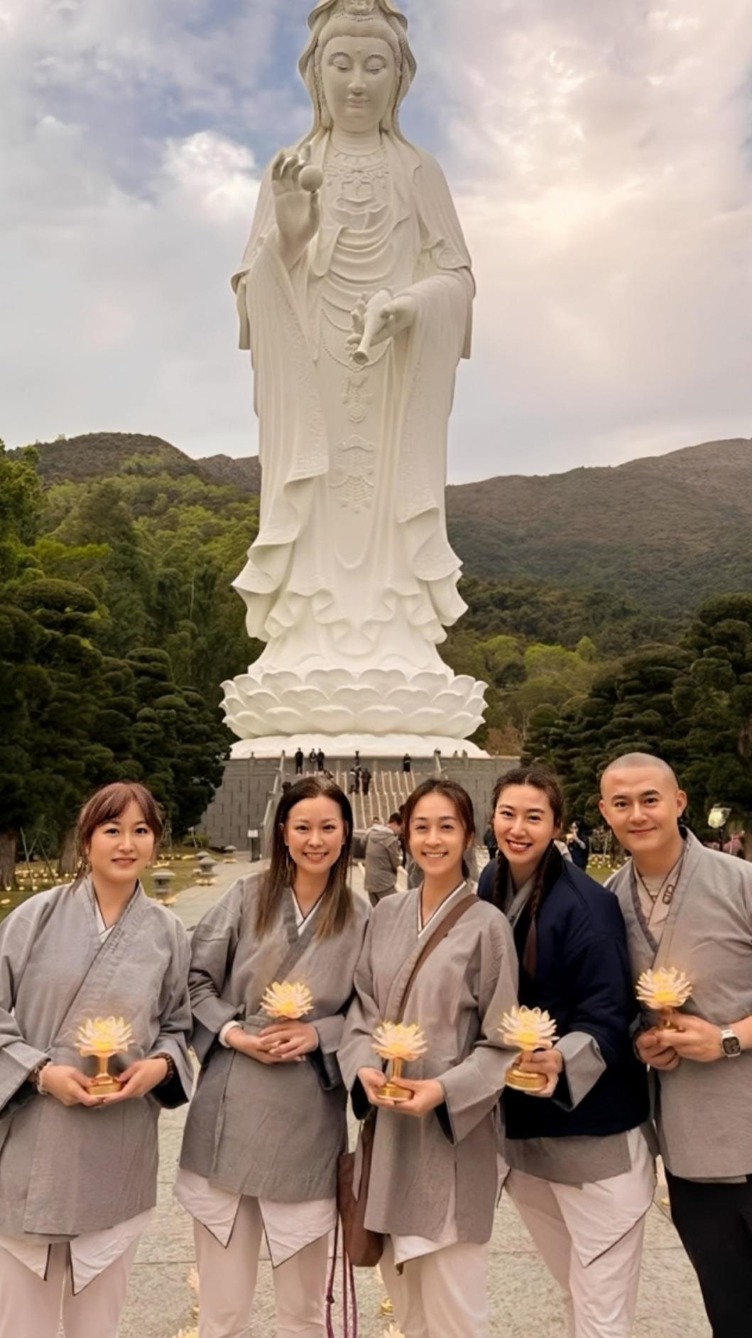 信奉佛教的余思敏,在去年的除夕夜與好友黃心美、前主播鄭文、衛志豪等人一同現身慈山寺。(圖/翻攝自IG@doubles_mama)