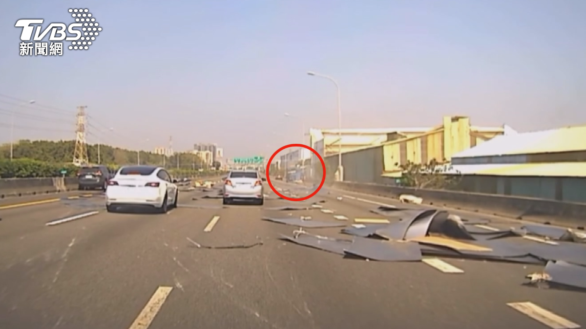 大貨車,車上裝載的鐵片突然從後車斗掉落,散落在國道路面上,中內外側車道均有鐵片橫躺,造成嚴重回堵。(圖/翻攝Threads_zihyu)