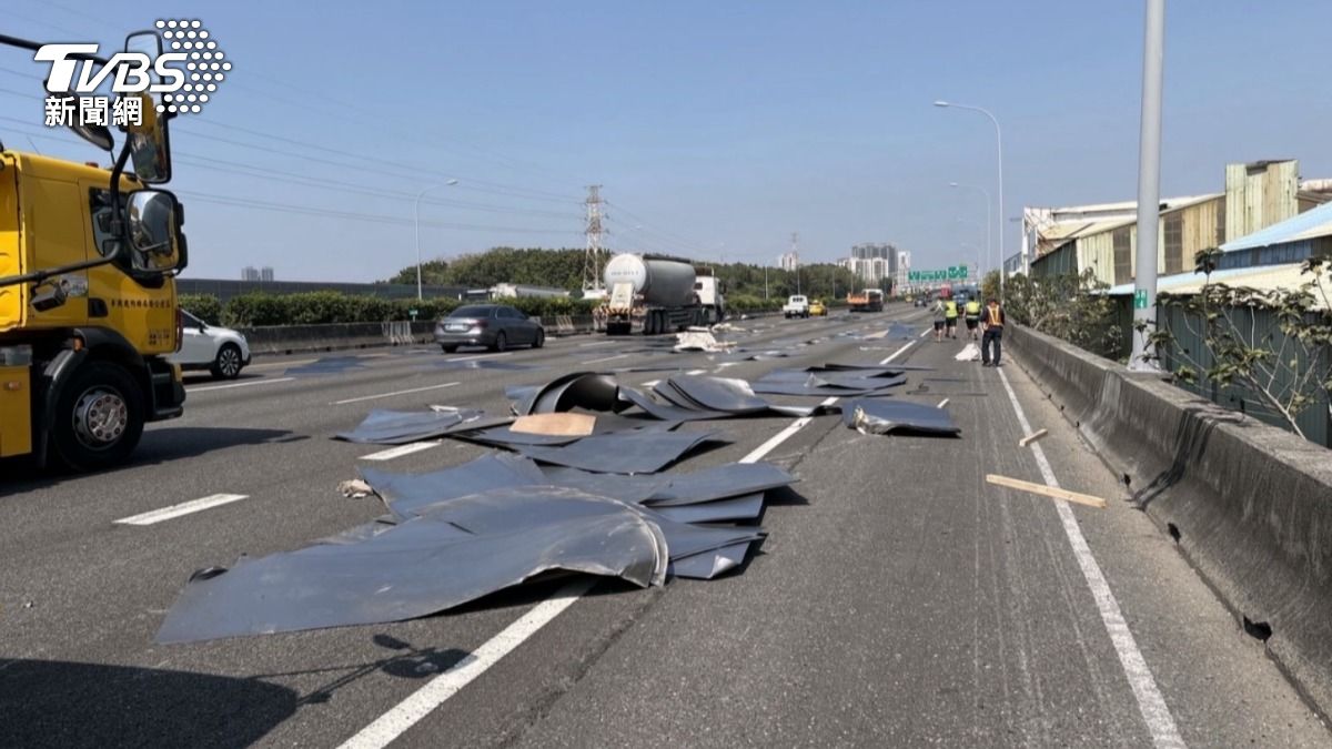 大貨車上載運的鐵片不明原因掉落路面,導致後方外側車道一輛自小客車閃避不及,直接撞上掉落物。(圖/TVBS)