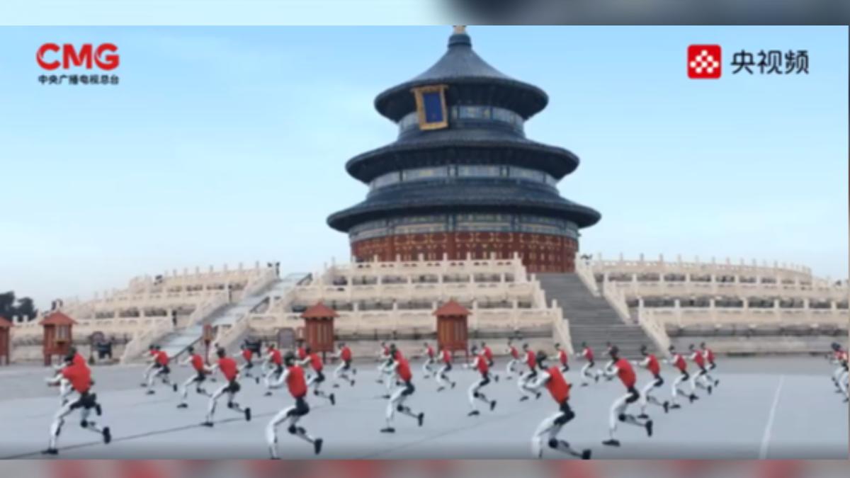 宇樹機器人在北京天壇前表演武術，再度吸引外界目光。（圖／大陸央視）