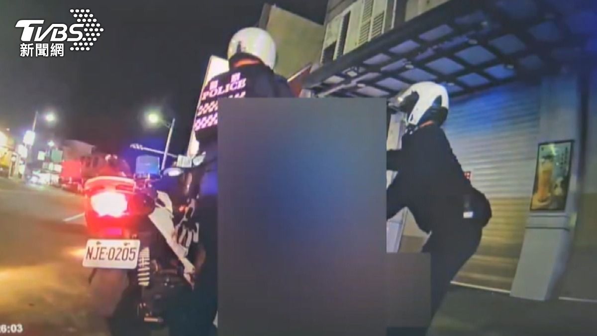 整場追逐持續約5分鐘後，黃男最終放棄逃跑，自行靠邊停車，隨即遭警方壓制逮捕。（圖／TVBS）
