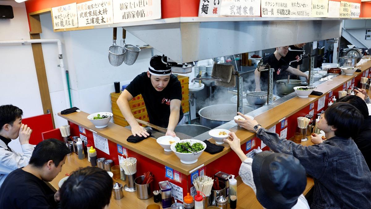 日本拉麵店一位難求有業者推出「快速通關」服務 (圖/達志影像路透社)