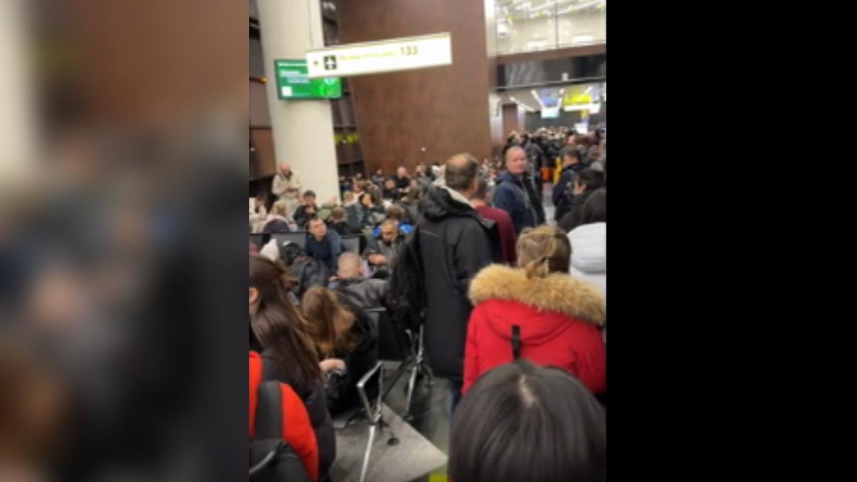俄羅斯驚傳遭到烏克蘭無人機攻擊，導致大批陸客被困在莫斯科機場超過10個小時。（圖／網路）